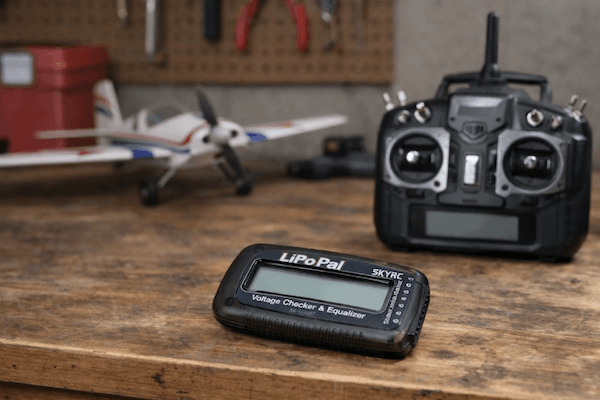 merice-napeti-meric.v-garazi