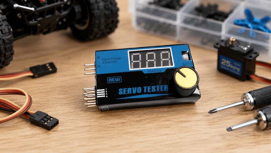 servo-tester-na-stole-2
