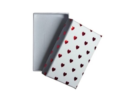 papírová krabička s červenými srdíčky