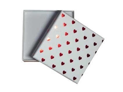papírová krabička s červenými srdíčky