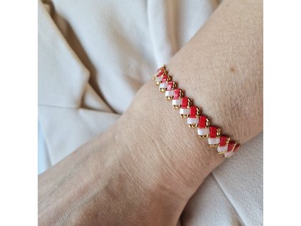 RUČNĚ ŠITÝ pružný náramek Miyuki Tila PEACH FUZZ & ČERVENÁ