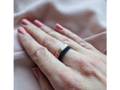Ručně šitý miyuki prstýnek RŮŽOVÁ & ČERNÁ