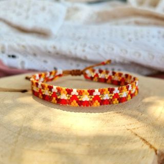Když se mi nechce uklízet pomíchané korálky z jiných projektů vznikají nové vzory 😁 🍁 Peyotový steh trpělivost vyžaduje i...