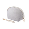 Kosmetická taška kulatá, stříbrné barvy s lesklým prošitím 9001340