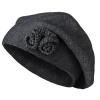 Dámský pletený baret s květinou, melír grafitové barvy 7100221-11