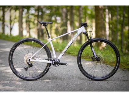 SUPERIOR XP 909 Gloss White/Hologram Black/Red, vel. 17,5" (M) Dostupnost LÉTO/PODZIM 2022