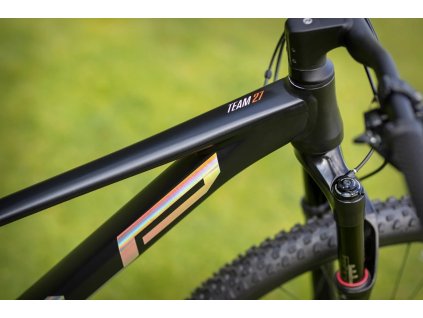 SUPERIOR Team 27 Issue Matte Black/Hologram Chrome/Team Red, vel. 15,5" (S) Dostupnost LÉTO/PODZIM 2022
