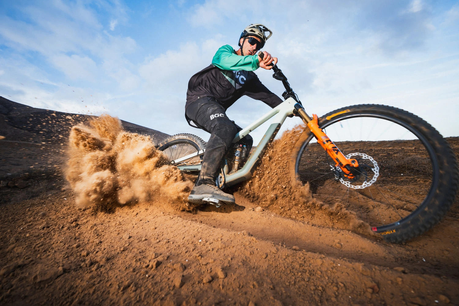 Traja blázni na bláznivom ostrove alias Isla Loca! Bikeri Siriški, Šenk a Kolář prinášajú do kín nový film