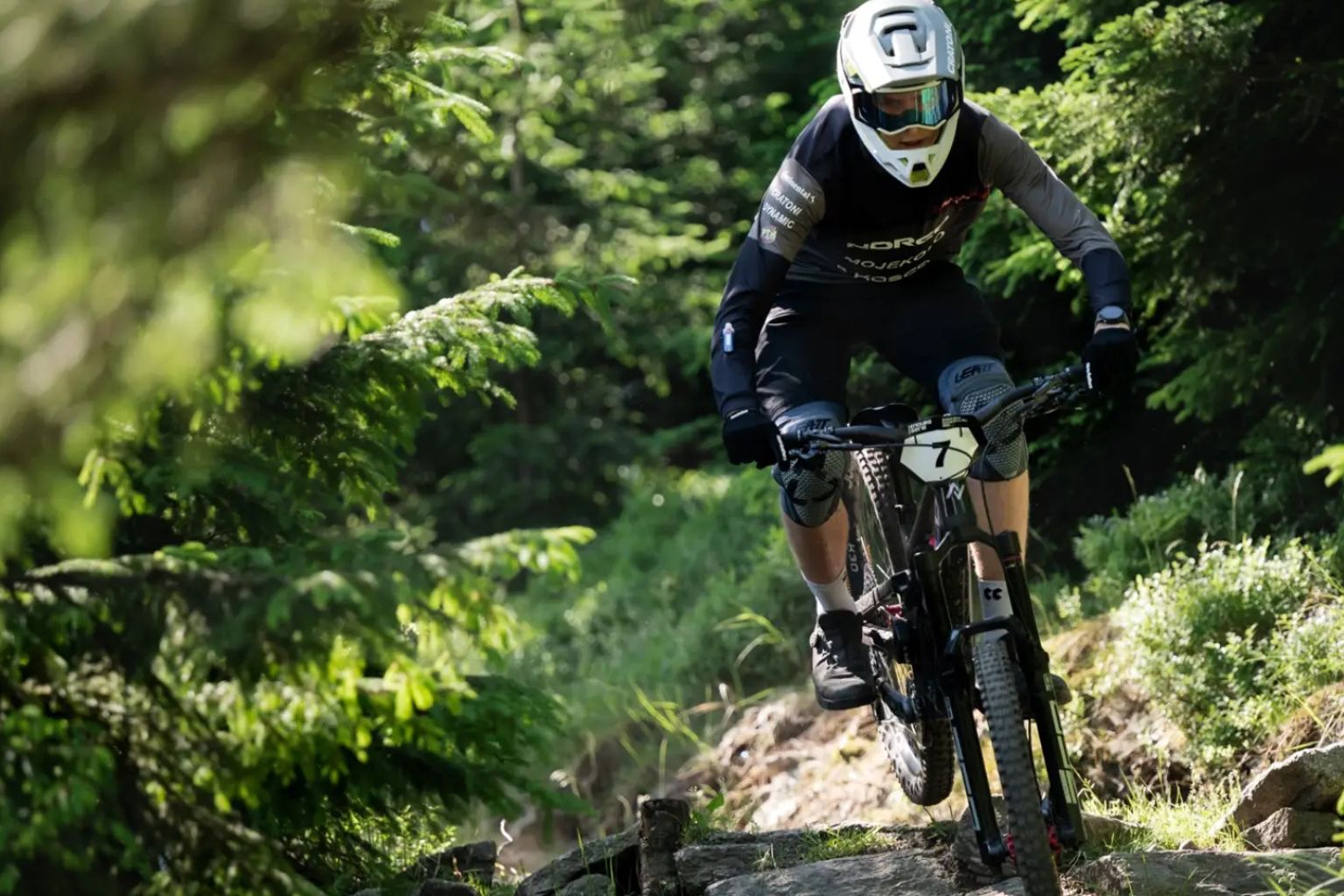 Nela Viktorová a Matěj Kopecký ovládli Czarna Góru a kraľujú Českej enduro sérii
