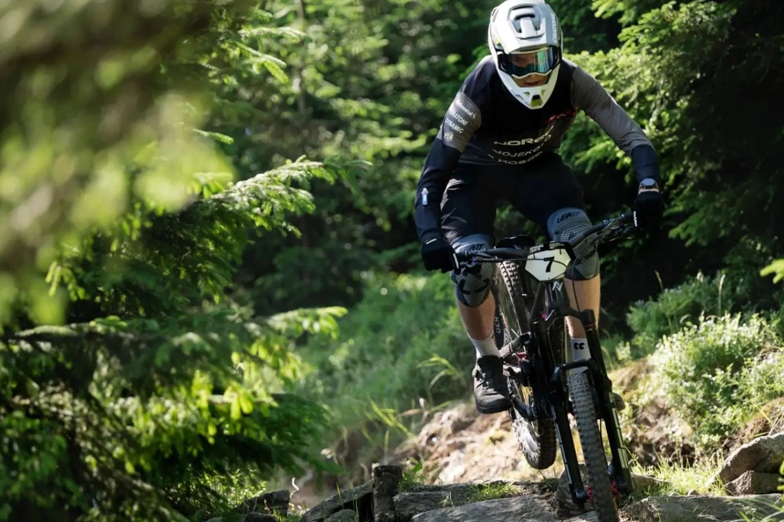 Nela Viktorová a Matěj Kopecký ovládli Czarna Góru a kralují České enduro sérii
