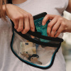 FIDLOCK HERMETIC sling bag transparent hände tun handy rein umgehängt über schulter 800x800