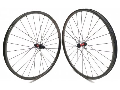 1275g Karbonová zapletená kola DUKE Lucky Jack SLS4 6TERS, náboje DT Swiss Straightpull, Sapim CX Ray