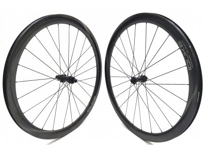 1345g Karbonová plášťová zapletená kola DUKE Baccara RX 42 SLR2 Disc, DT Swiss 180 EXP DISC ROAD, Sapim CX Ray