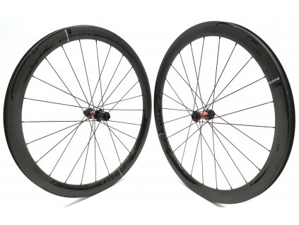 1376g Karbonová plášťová disková zapletená kola PANCHOWHEELS RUSH 45 GSF, náboje DT Swiss 240EXP straightpull road disc, Sapim CX Ray