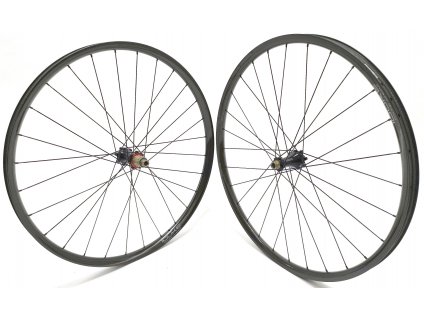 1173g Karbonová zapletená kola DUKE Lucky Jack SLS4 6TERS, náboje Extralite, Sapim CX Ray