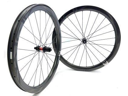 1490g Karbonová plášťová zapletená kola DUKE BACCARA WRX AERO 42 SLR2, DT Swiss straightpull road disc, Sapim CX Ray
