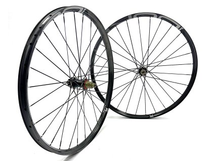 990g Karbonová zapletená kola DUKE LUCKY JACK SLS5, náboje Extralite, Carbon Aero dráty