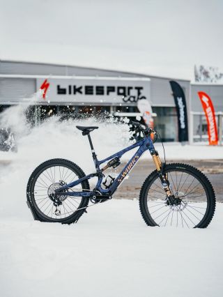 Čerstvý sníh tenhle krásný S-Works rozhodně nezastaví!💜 I když zima dělá ramena, tohle Turbo Levo SL si poradí se vším co...