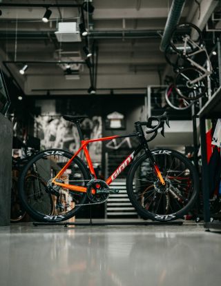 GIANT TCR Advanced Pro Dura-Ace🔥 je přesně ten typ kola, kolem kterého se na prodejně jen tak neprojde. Lehký karbonový...