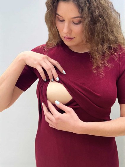 kojici šaty bordo žebrované krátký rukáv