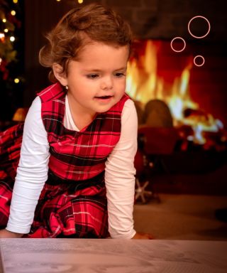Die Magie der Punktmalerei mit Kinderaugen. ✨ Ein kleines Mädchen entdeckt ihr Punktmalerei-Bild. Einfache, fröhliche...