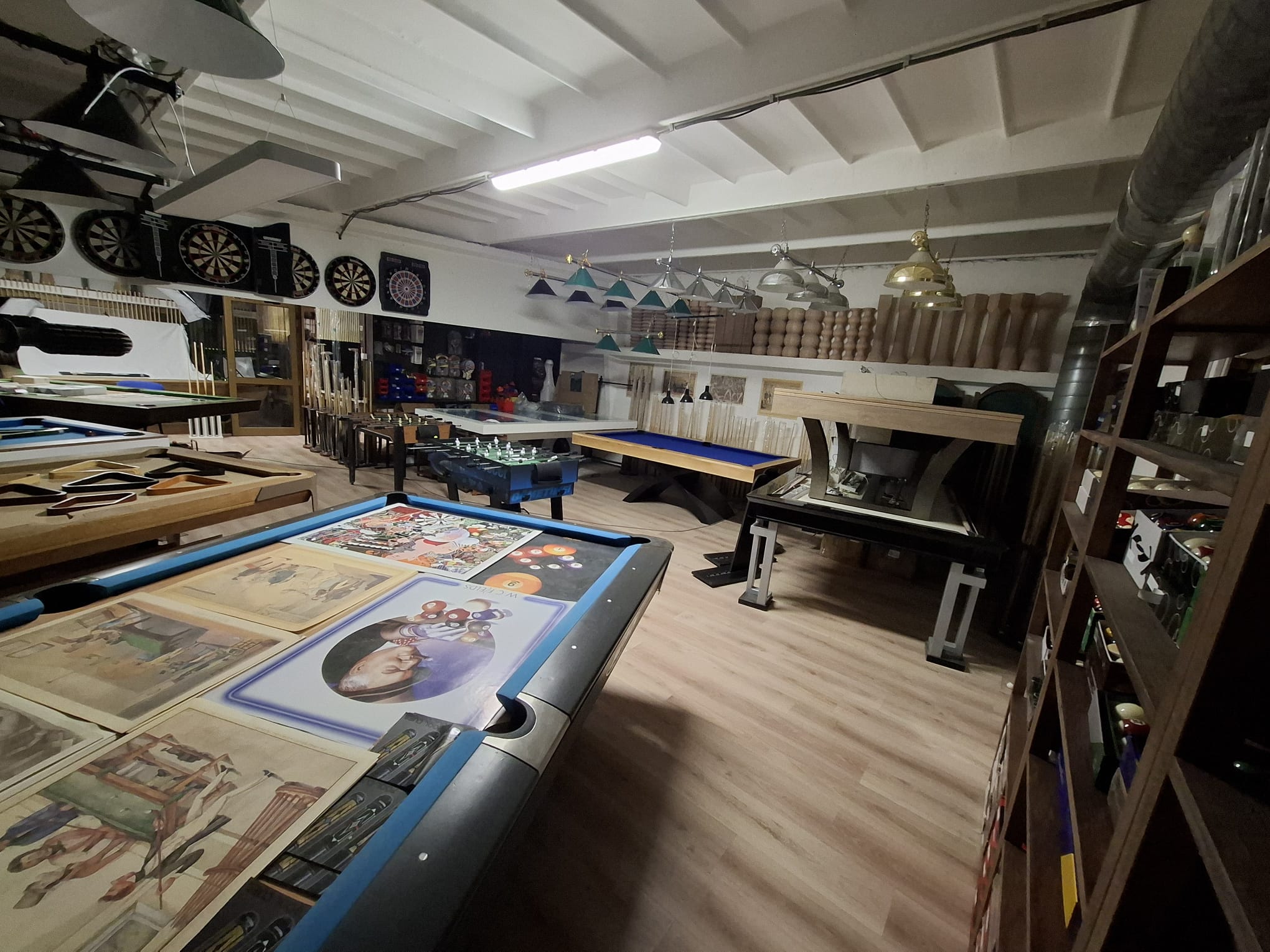 Náš showroom vo Zvolene 300m2, viac ako 20 vystavených stolov