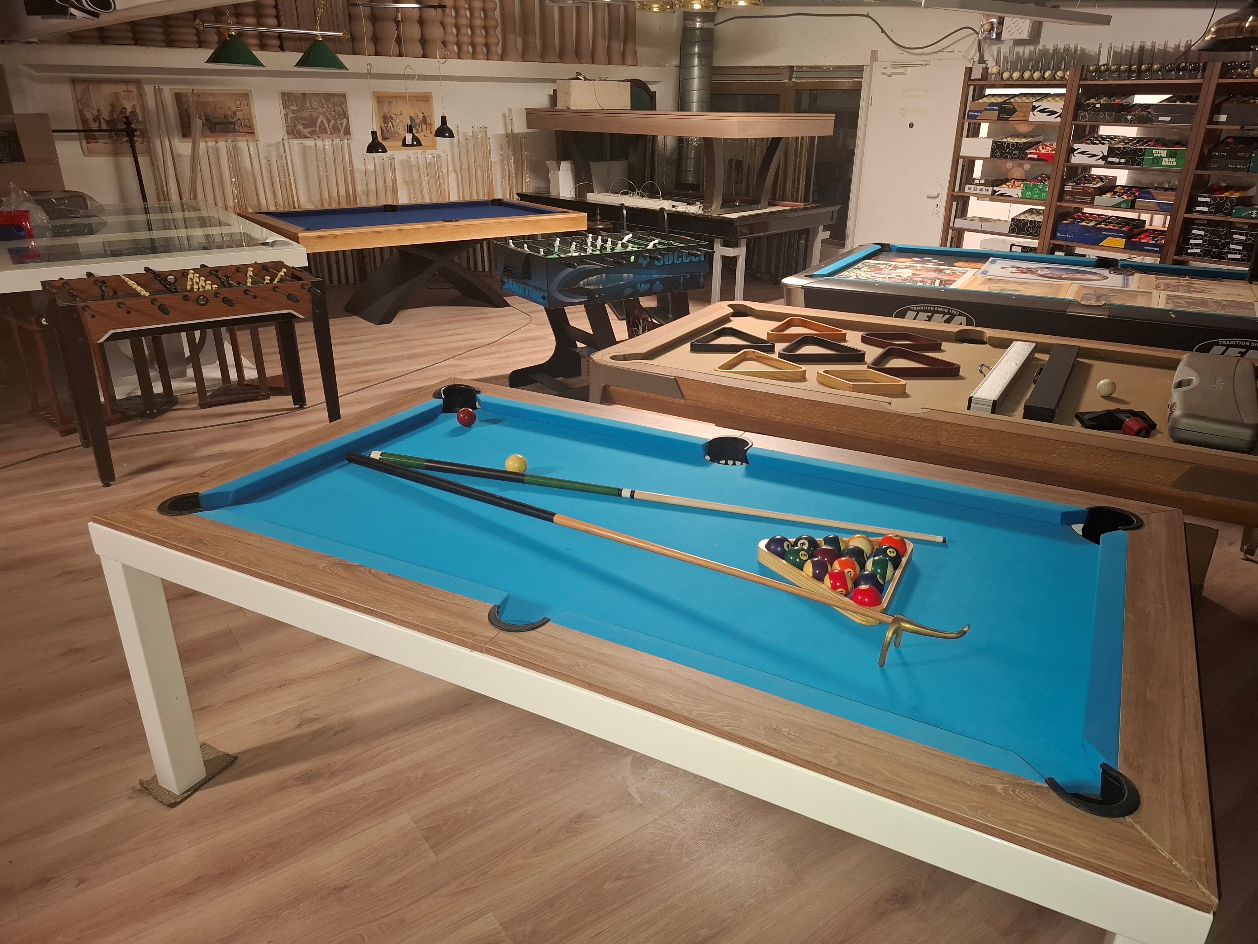 Náš showroom vo Zvolene 300m2, viac ako 20 vystavených stolov