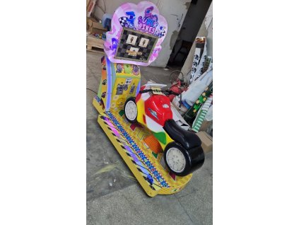 realistická arkádová motorková hra