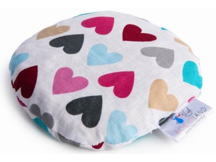 maly nahrievaci vankusik s ceresnovymi kostkami srdca