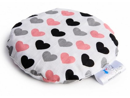 maly nahrievaci vankusik s ceresnovymi kostkami srdiecka