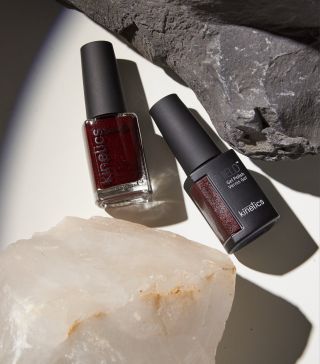 Hluboká burgundy, která Vás zve zůstat o chvilku déle. Jako pozdní večery spojené s měkkostí sametu, kdy myšlenky jdou...