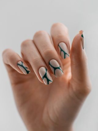 V jednoduchosti se skrývá elegance ✨ Jemné tóny inspirované přírodou přinášejí manikúru, která nepoutá pozornost...