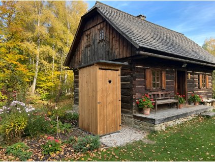 Chalupářka u chaty