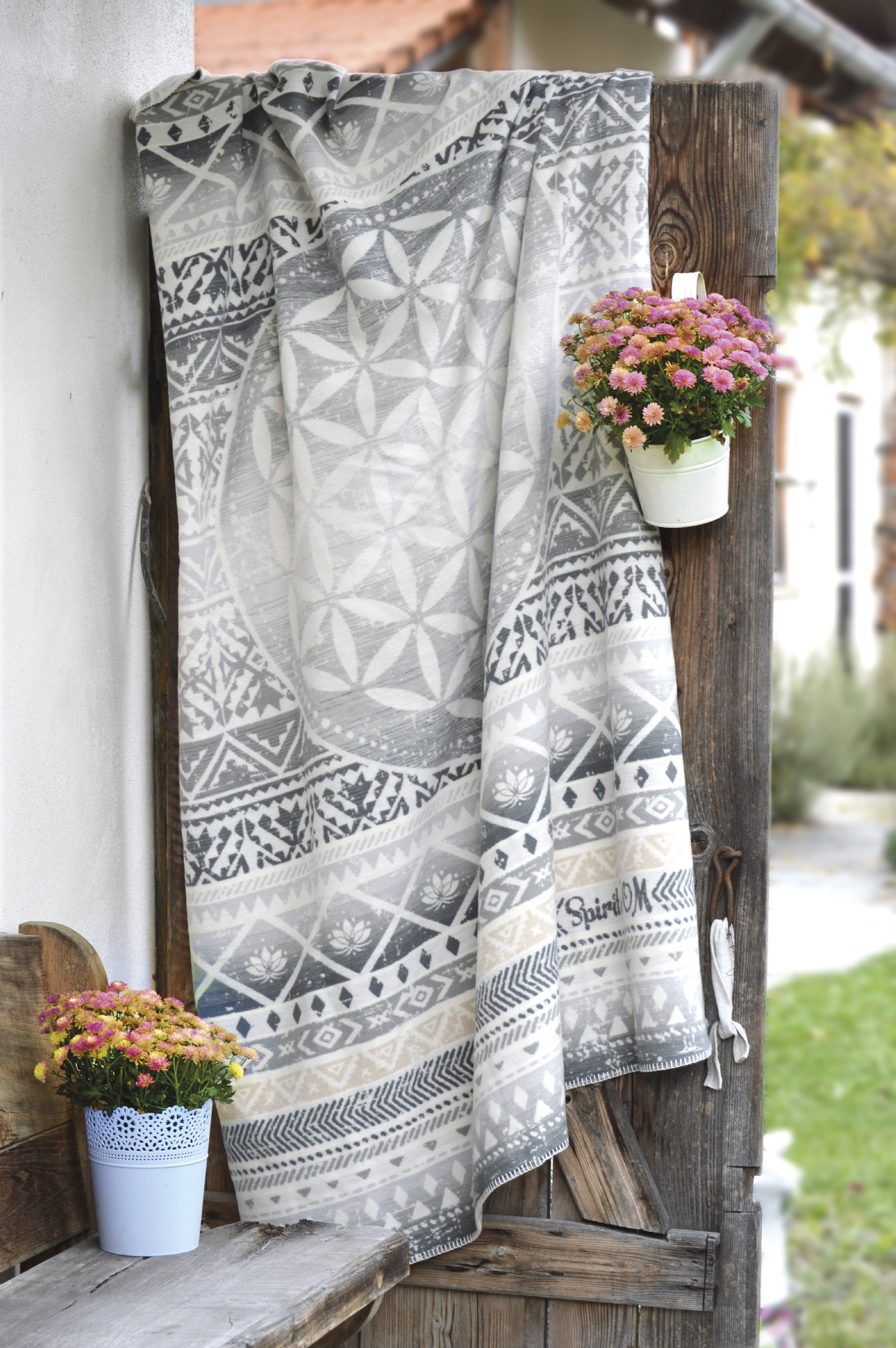 The Spirit of OM deka z bio bavlny - šedá - ornament květ života - 140x200 cm