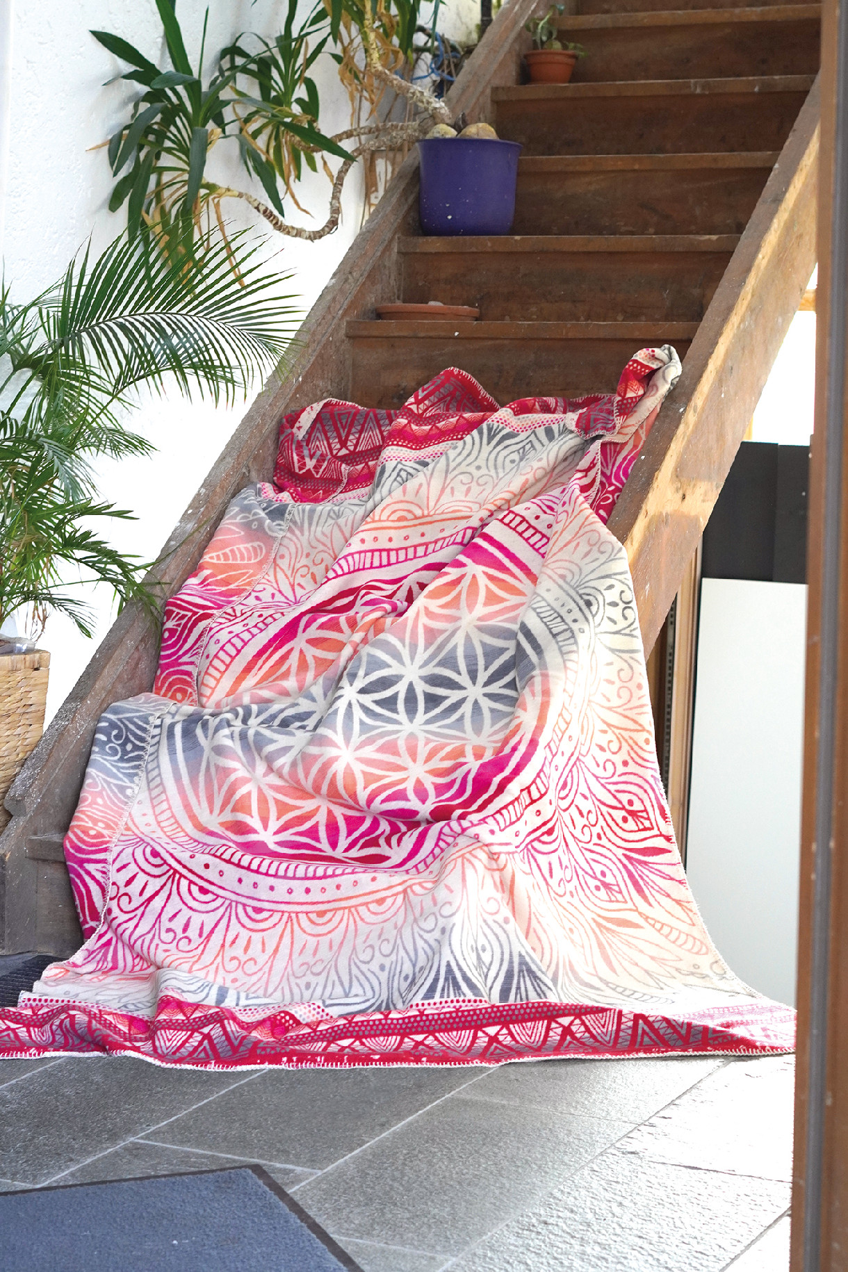 The Spirit of OM deka z bio bavlny - růžovo-šedá - ornament květ života - 140x200 cm