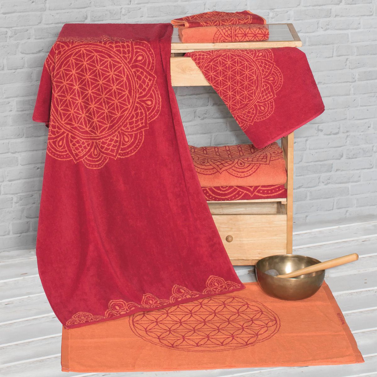 The Spirit of OM ručník z bio bavlny, červeno-oranžový, 30x46 cm