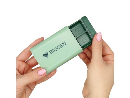 Biocen pillbox davkovac organizer na vitaminy kapsuly tablety ruky