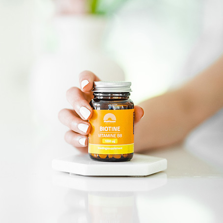 Biotin podporuje zdraví kůže, vlasů a nehtů