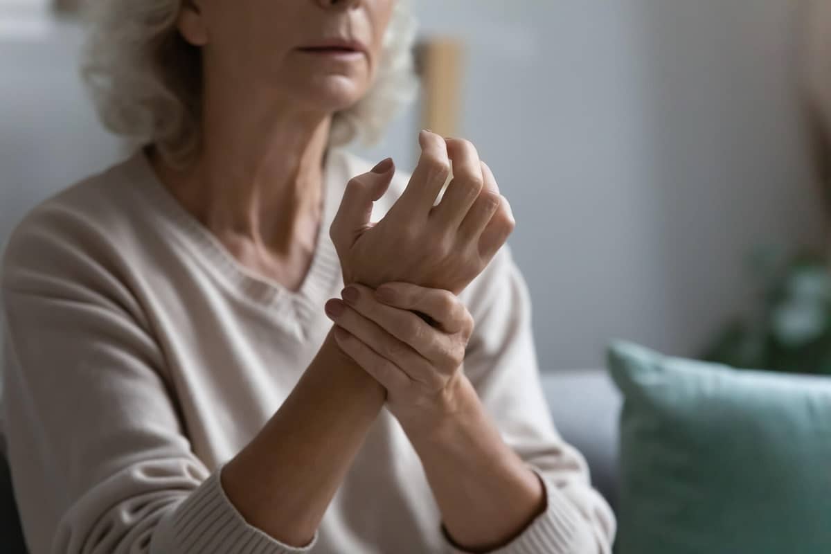 Bolesť kĺbov: Príznaky, príčiny a liečba bolesti