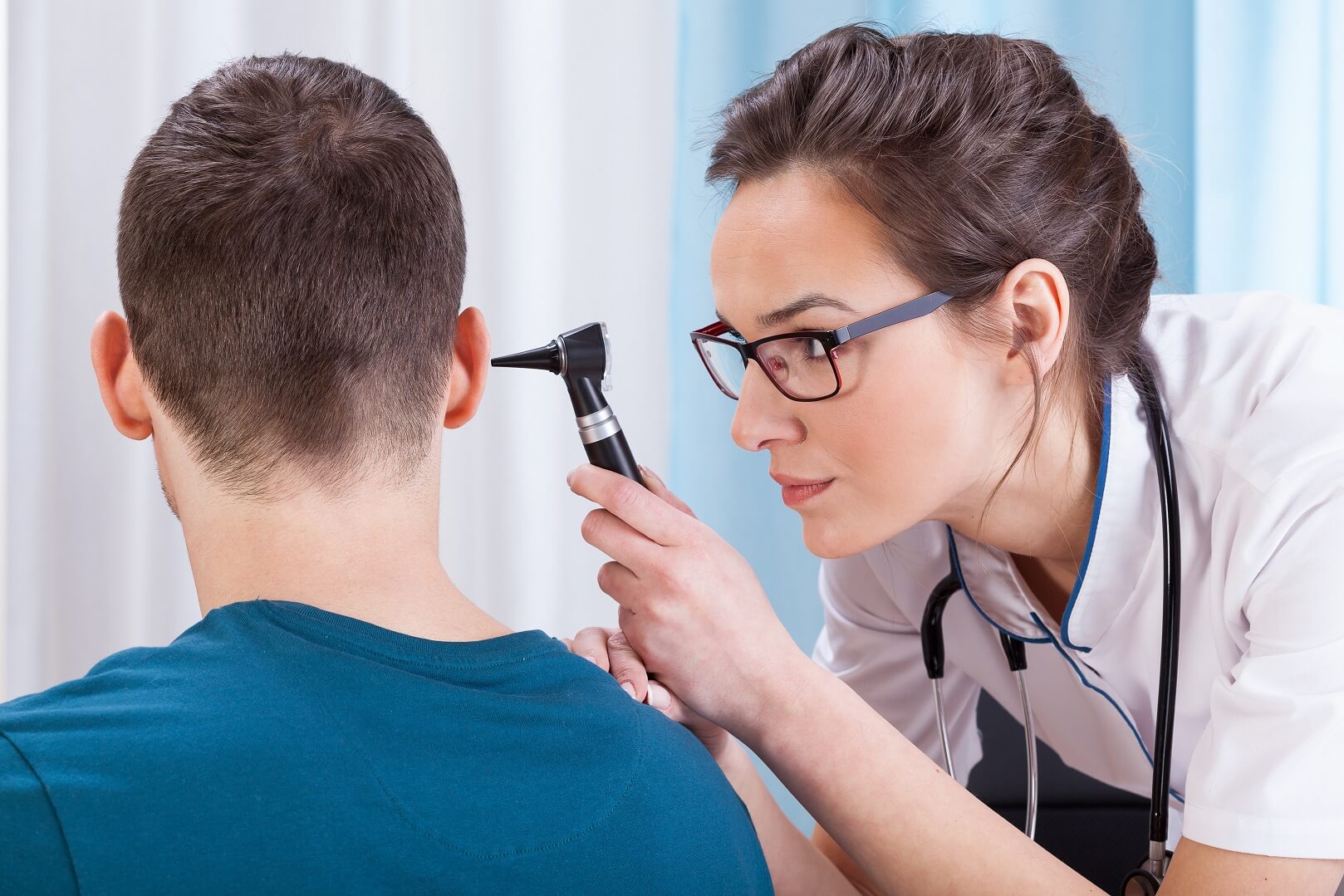 Zápal stredného ucha: Príčiny, príznaky a liečba zápalu ucha