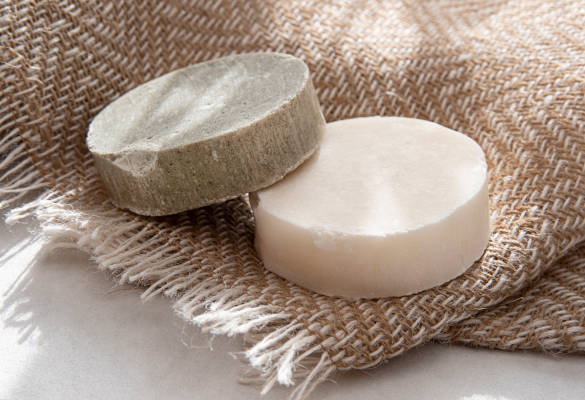 PROČ SI ZVOLIT BIO TUHÝ ŠAMPON?
