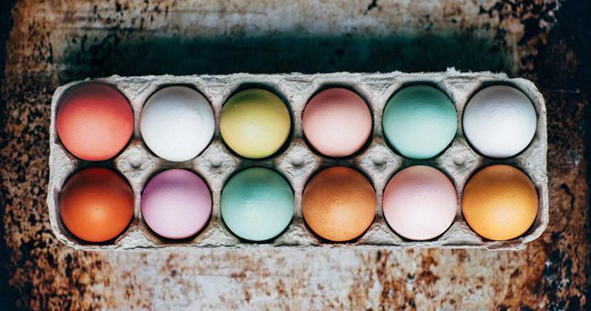 BARVIT VAJÍČKA PŘÍRODNÍMI MATERIÁLY? ŽÁDNÝ PROBLÉM!