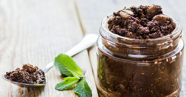 DOMÁCÍ KAVOVÝ PEELING S KOKOSOVÝM OLEJEM