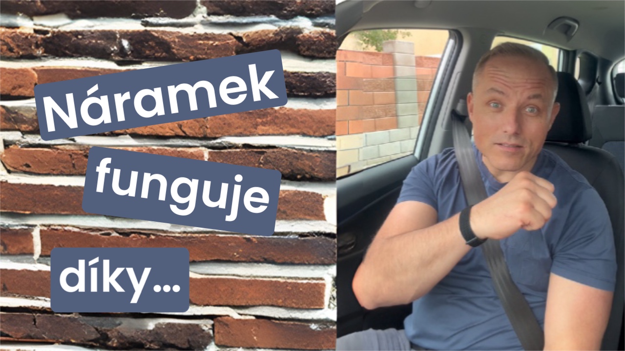 Náramek funguje díky...