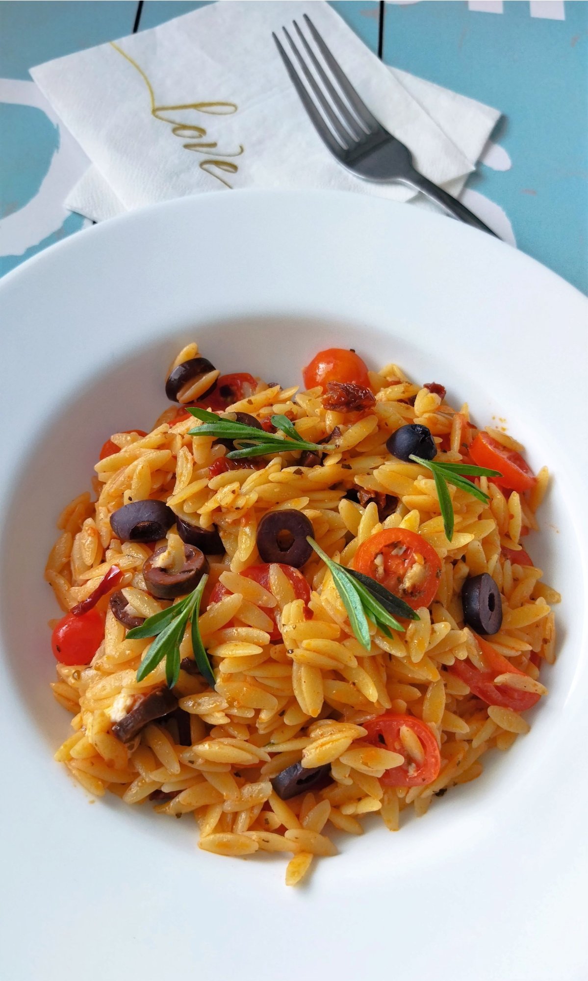 ORZO S CHERRY RAJČÁTKY, OLIVAMI A FETOU