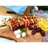 Řecký grilovací balíček s naservírovaným tradičním souvlaki
