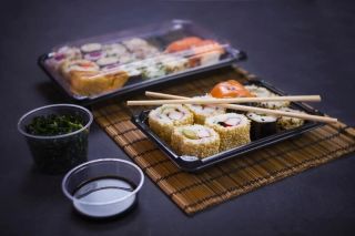 Čerstvé sushi bez zbytočnej záťaže pre prírodu 🌍🥢 ​Vedeli ste, že aj donáška jedla môže byť "zelenšia"? Naše BIO riešenia...