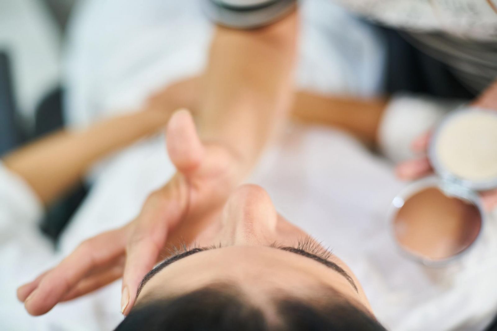 ČO POD MAKE-UP? NEZABÚDAJTE NA PODKLADOVÚ BÁZU A KRÉM