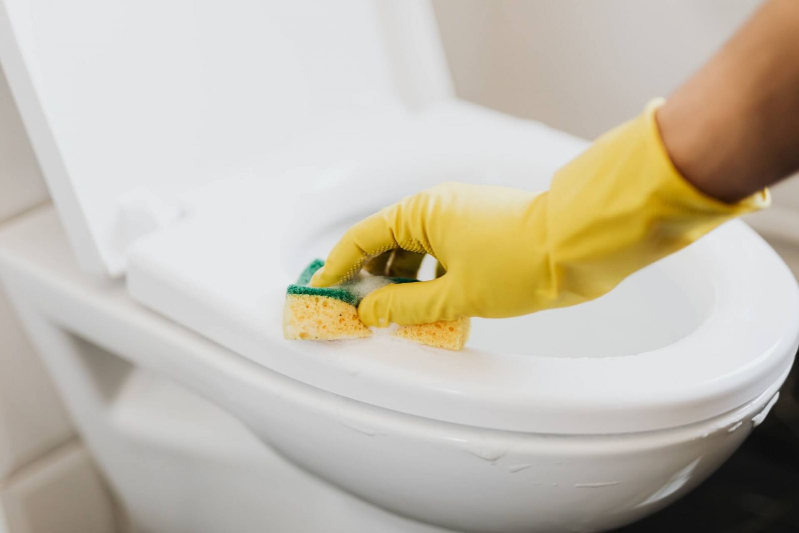 ČISTENIE WC – AKÉ PRÍPRAVKY A DROGÉRIA JE SKUTOČNE ÚČINNÁ?
