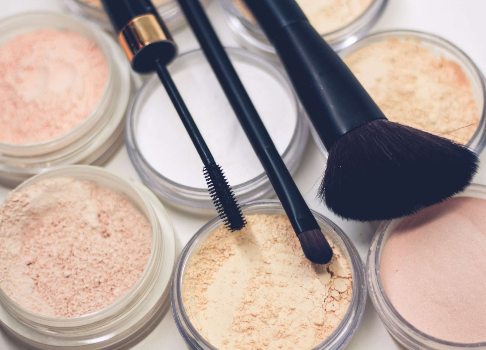 AKO SPRÁVNE NANIESŤ MAKE-UP A ČOMU SA VYVAROVAŤ?